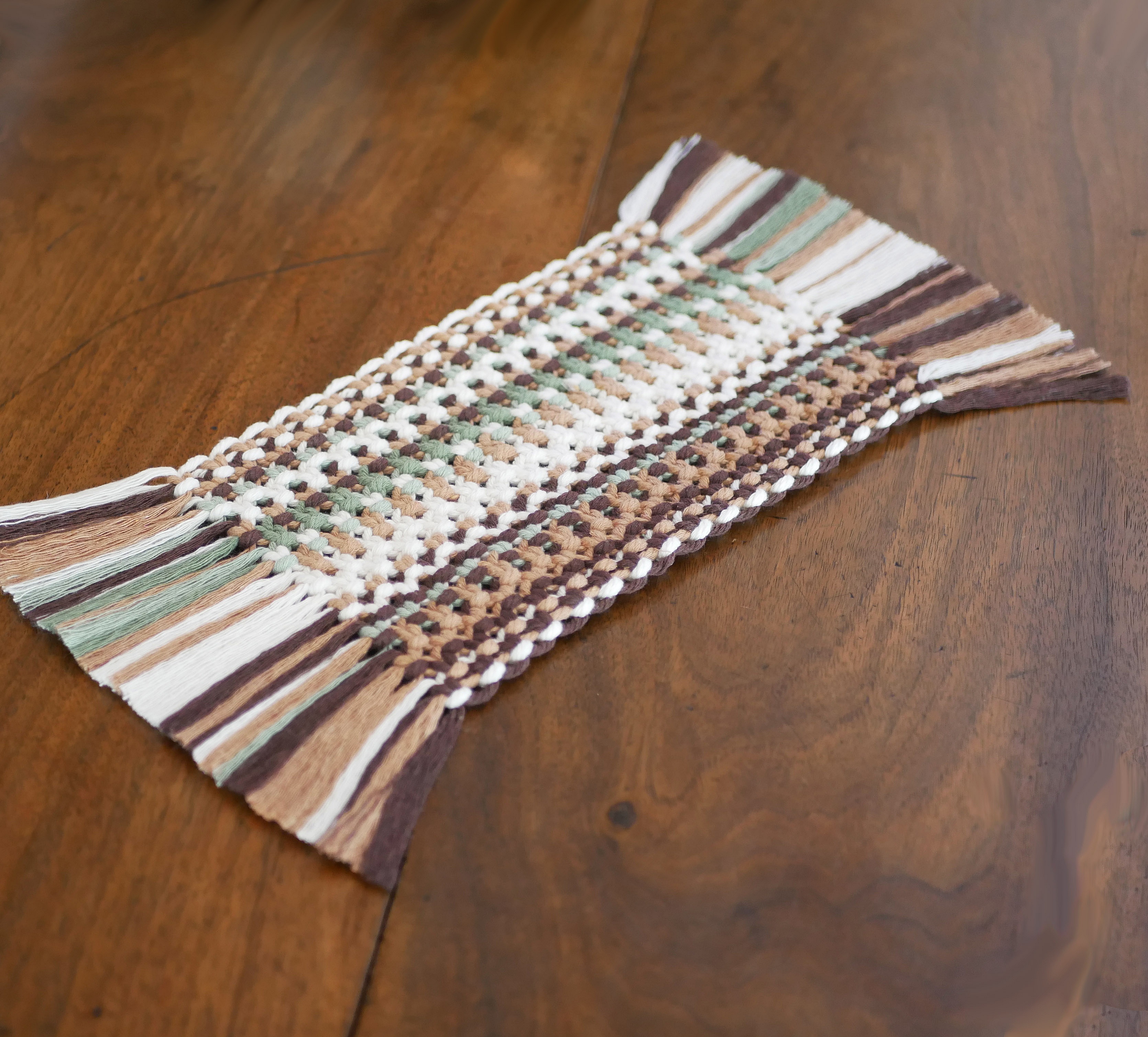 Set de table rectangulaire en macramé style bohème forêt.