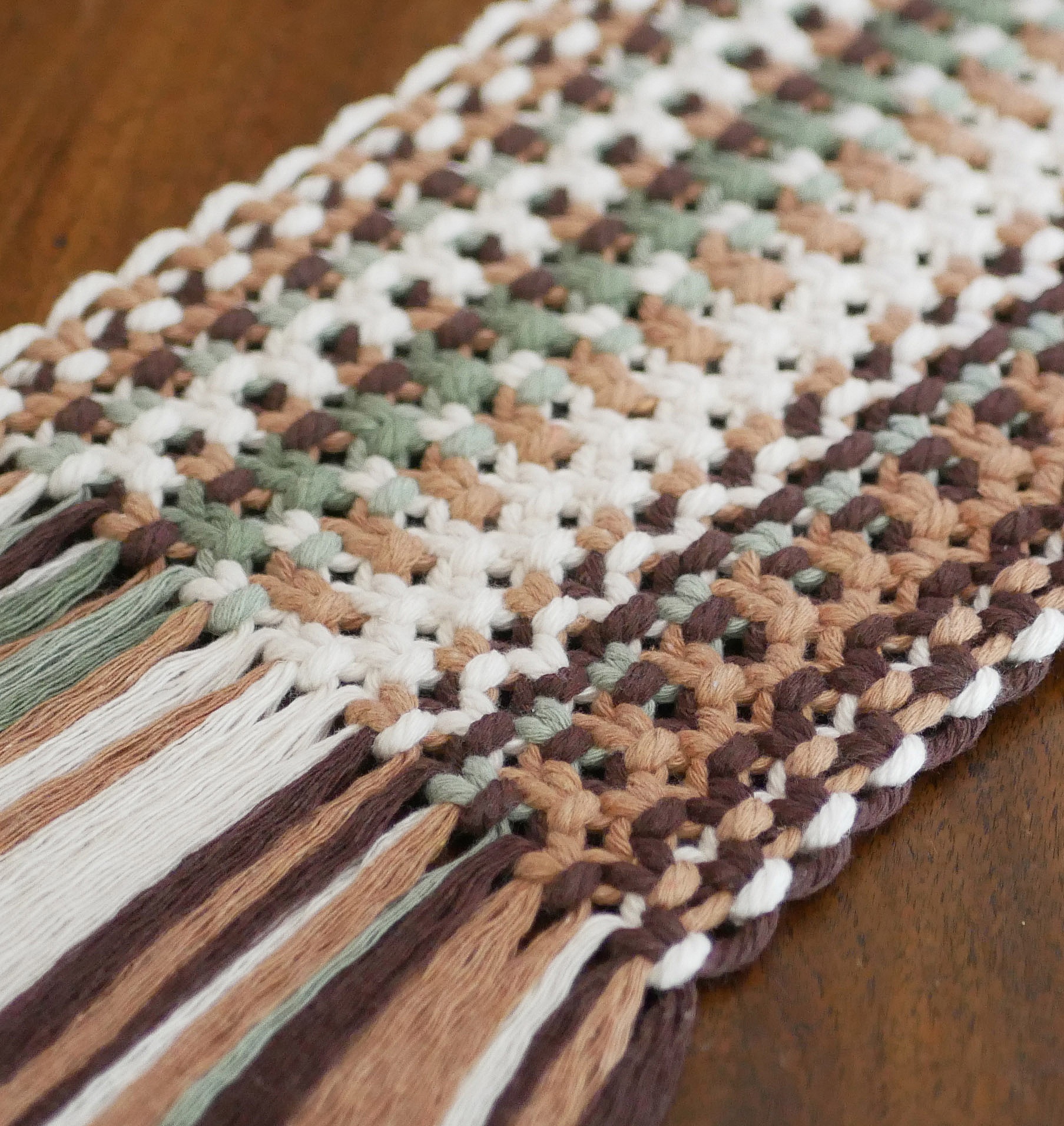 Set de table en macramé style bohème aux tons forêt.