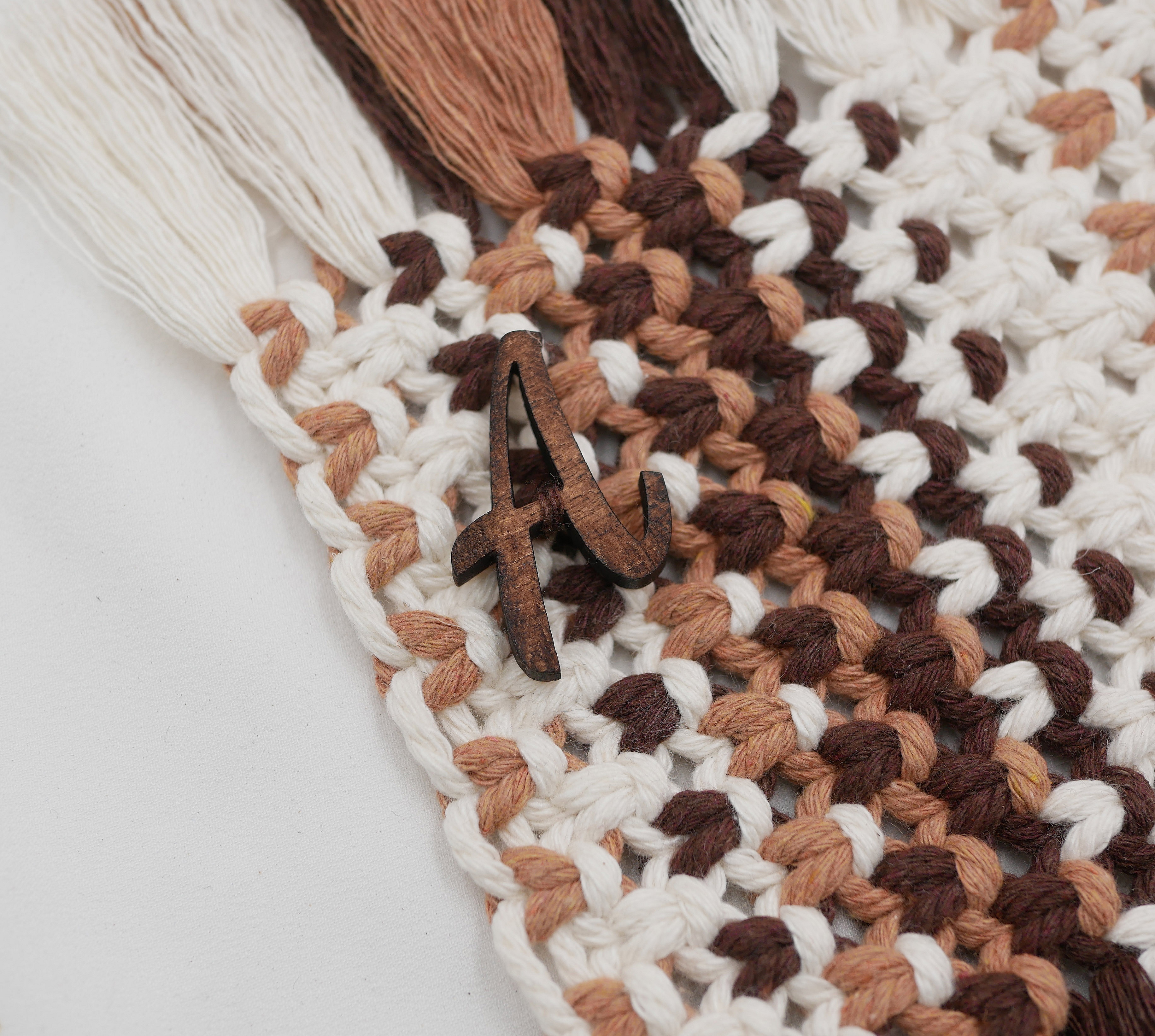 Set de table en macramé personnalisé avec lettre en bois.