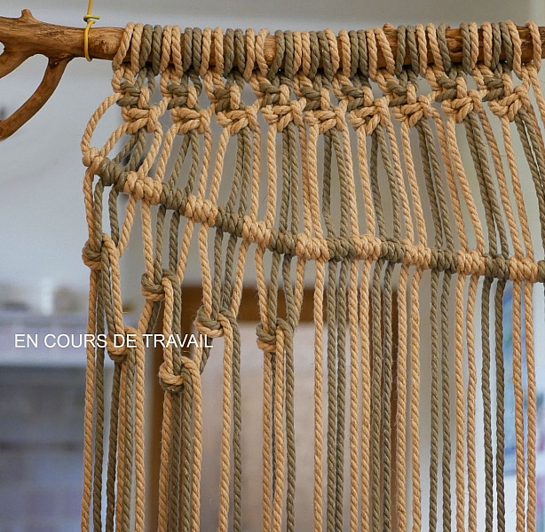 Tenture murale en macram&eacute; au duo de cordes et tissage de laines