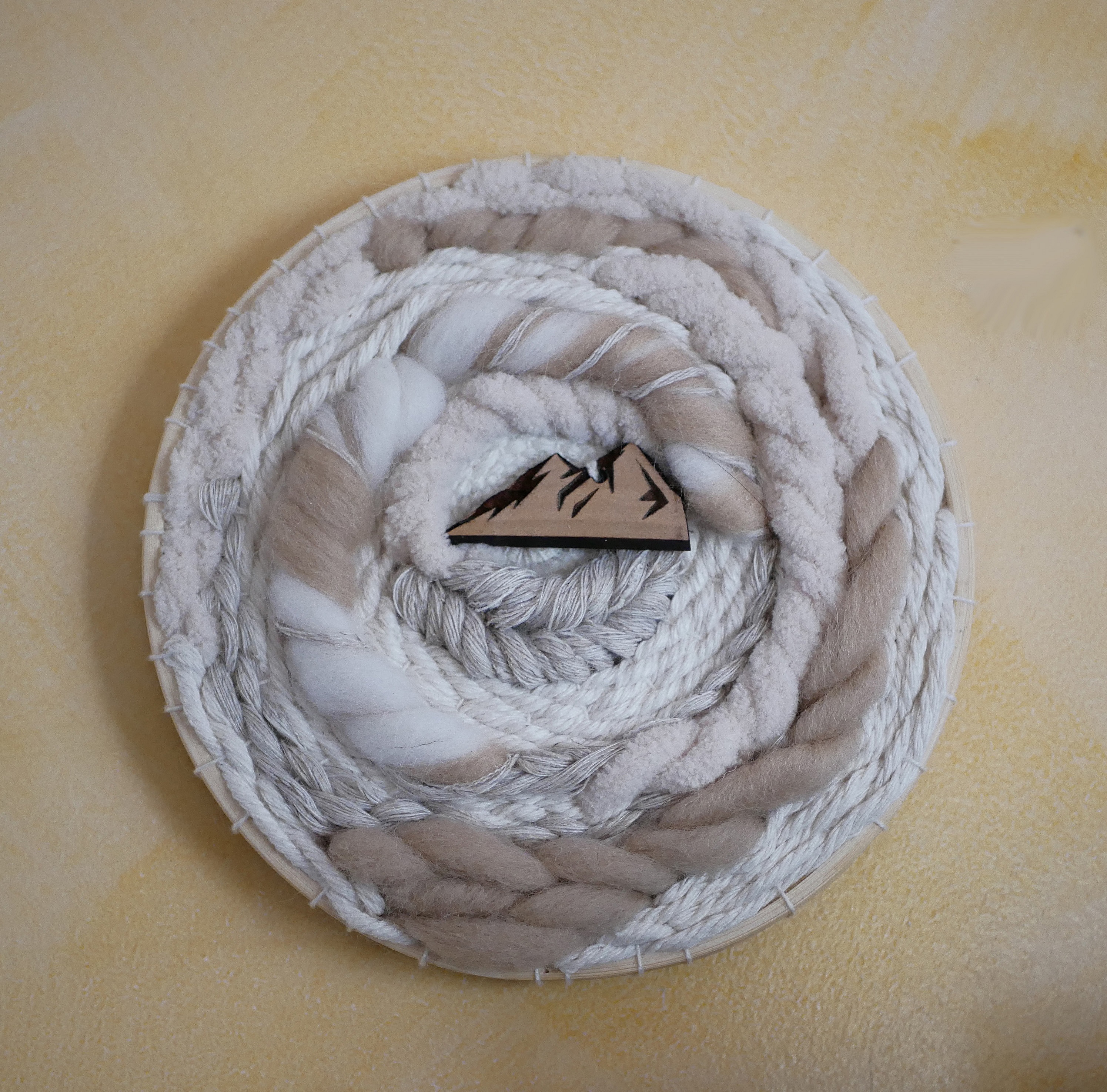 Tissage mural cadre rond en macram&eacute; et d&eacute;cor montagne en laines blanches et beiges