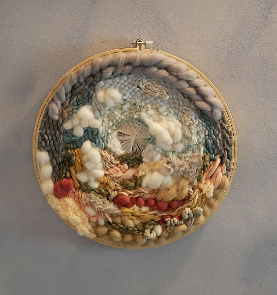 Tissage mural rond paysage de laines autour d'un ginkgo