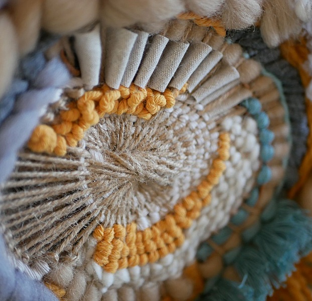 Tissage rond mural contemporain et boh&egrave;me aux pompons fantaisie