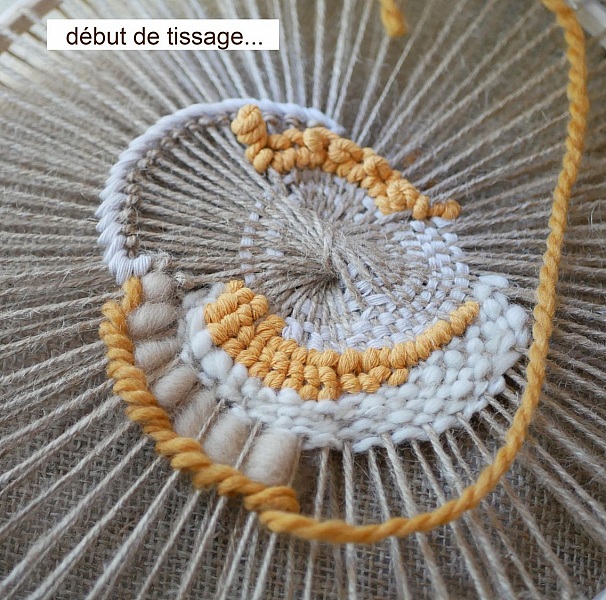 Tissage rond mural contemporain et boh&egrave;me aux pompons fantaisie