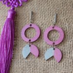 Geometriska hängande örhängen i trä Fuchsia och grått