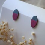 Ovala örhängen i trä målade i fuchsia och grå metallisk effekt.