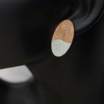 Stora ovala örhängen i valnötsträ och grå metallic