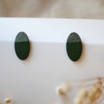 Ovala örhängen i trä målade i grön och grå duo metallic effekt