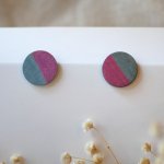 Runda örhängen i trä målade i grått och fuchsia duo metallic effekt