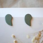 Metallic grå-gröna trä-grafiska örhängen