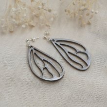 Grå metalliska trävinge örhängen på 925 silver örhängen