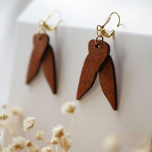 Cicada trä örhängen, körsbärsträ, guldpläterade