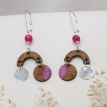 Örhängen i valnötsträ med fuchsia pärlor