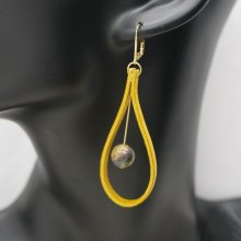Senapsgult läder och örhängen med ädelstenar 