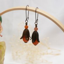 Örhängen i naturlig mässing och orange pärlor med kronblad