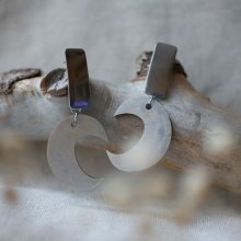 Silverpläterade örhängen i patinerat trä 