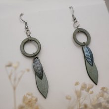 Örhängen i trä och metall med grågrön patina