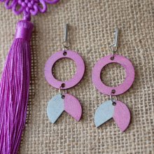 Geometriska hängande örhängen i trä Fuchsia och grått