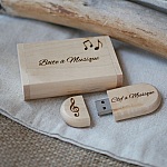 USB-minne på 128 GB, 3.0, i en personlig förpackning av ljust lönnträ