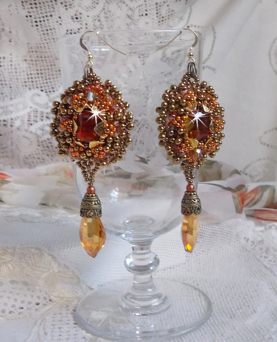 BO Harmony Amber broderad med Swarovski-kristaller, 1960-talets bohemiska glascabochoner, mini-pärlor, fröpärlor och 14 karat guldfyllda öronkrokar.