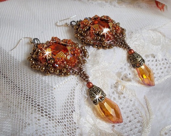BO Harmony Amber broderad med Swarovski-kristaller, 1960-talets bohemiska glascabochoner, mini-pärlor, fröpärlor och 14 karat guldfyllda öronkrokar.