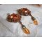 BO Harmony Amber broderad med Swarovski-kristaller, 1960-talets bohemiska glascabochoner, mini-pärlor, fröpärlor och 14 karat guldfyllda öronkrokar.