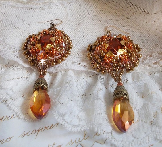 BO Harmony Amber broderad med Swarovski-kristaller, 1960-talets bohemiska glascabochoner, mini-pärlor, fröpärlor och 14 karat guldfyllda öronkrokar.