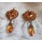 BO Harmony Amber broderad med Swarovski-kristaller, 1960-talets bohemiska glascabochoner, mini-pärlor, fröpärlor och 14 karat guldfyllda öronkrokar.
