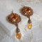 BO Harmony Amber broderad med Swarovski-kristaller, 1960-talets bohemiska glascabochoner, mini-pärlor, fröpärlor och 14 karat guldfyllda öronkrokar.