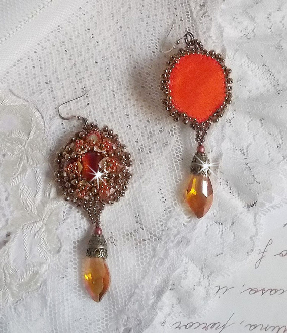 BO Harmony Amber broderad med Swarovski-kristaller, 1960-talets bohemiska glascabochoner, mini-pärlor, fröpärlor och 14 karat guldfyllda öronkrokar.