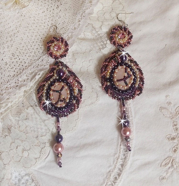 BO Grace broderad med Rose Quartz, Swarovski-kristaller, pärlpärlor, fröpärlor och öronkrokar i 925/1000 Sterling Silver.