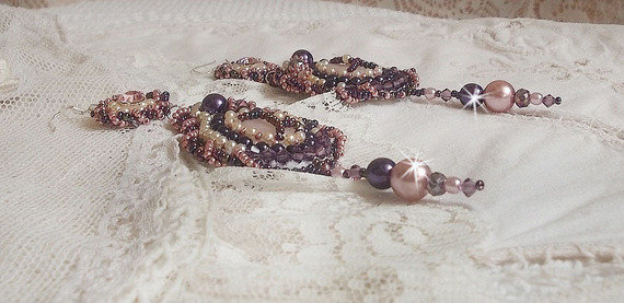 BO Grace broderad med Rose Quartz, Swarovski-kristaller, pärlpärlor, fröpärlor och öronkrokar i 925/1000 Sterling Silver.