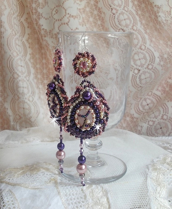 BO Grace broderad med Rose Quartz, Swarovski-kristaller, pärlpärlor, fröpärlor och öronkrokar i 925/1000 Sterling Silver.