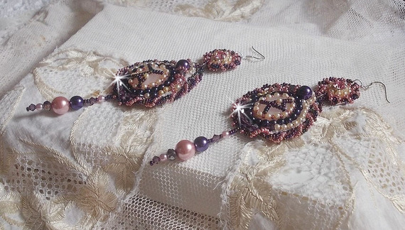 BO Grace broderad med Rose Quartz, Swarovski-kristaller, pärlpärlor, fröpärlor och öronkrokar i 925/1000 Sterling Silver.