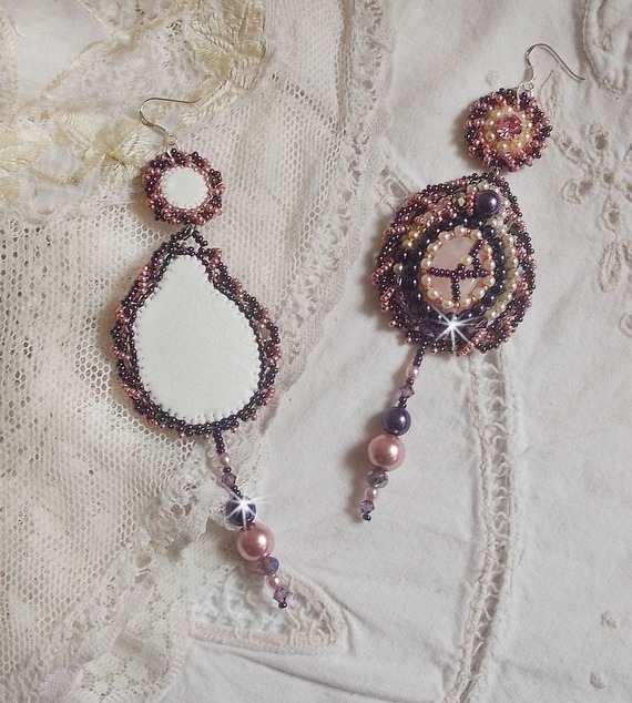 BO Grace broderad med Rose Quartz, Swarovski-kristaller, pärlpärlor, fröpärlor och öronkrokar i 925/1000 Sterling Silver.