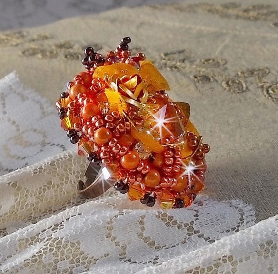 Les Rêves d'Acapulco ring broderad med Swarovski kristaller, Miyuki fröpärlor, glas och pärlor i en chic boho etnisk stil