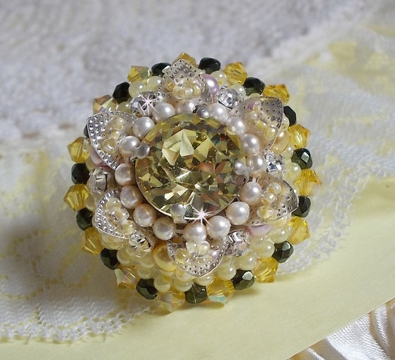 Blomsterring broderad med Swarovski-kristaller, runda pärlor, fröpärlor och ett ringstativ i 925/1000 silver.