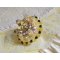 Blomsterring broderad med Swarovski-kristaller, runda pärlor, fröpärlor och ett ringstativ i 925/1000 silver.
