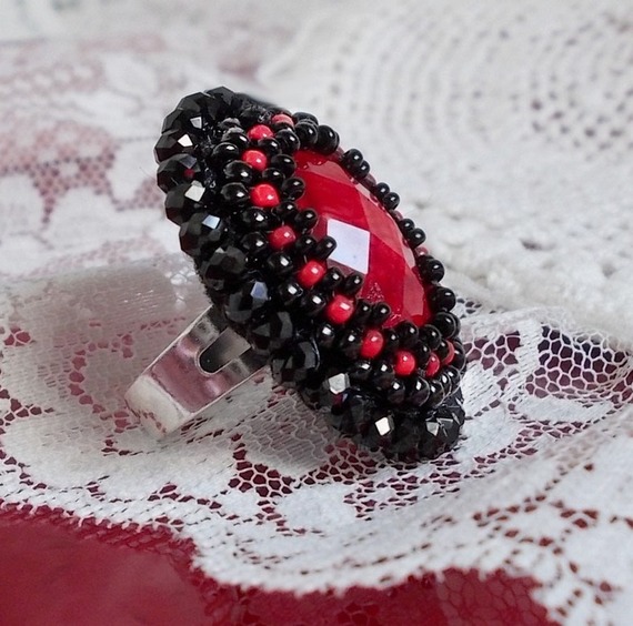 Midnight in Paris ring broderad med en röd facetterad cabochon och runda svarta pärlor.