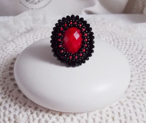 Midnight in Paris ring broderad med en röd facetterad cabochon och runda svarta pärlor.