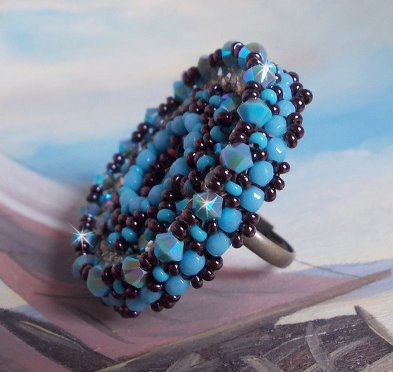 Naïade ring broderad med en turkosblå harts och kristallcabochon, ett vackert ljusspel.