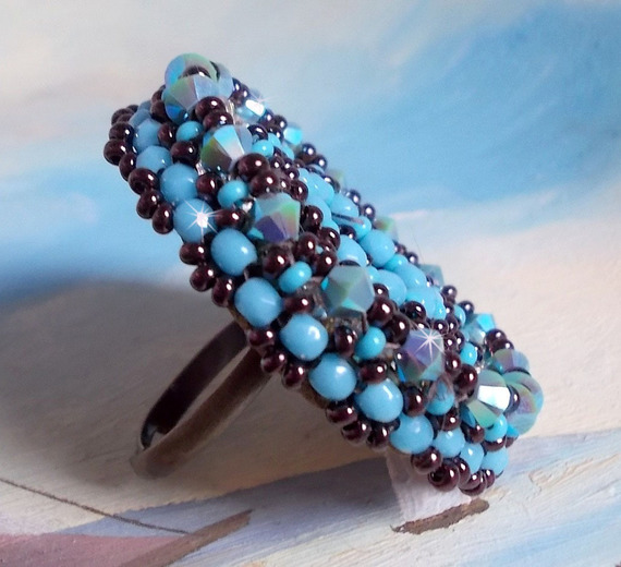 Naïade ring broderad med en turkosblå harts och kristallcabochon, ett vackert ljusspel.