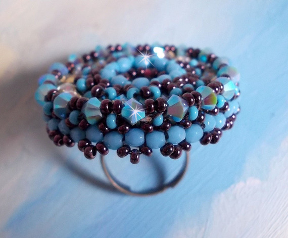 Naïade ring broderad med en turkosblå harts och kristallcabochon, ett vackert ljusspel.