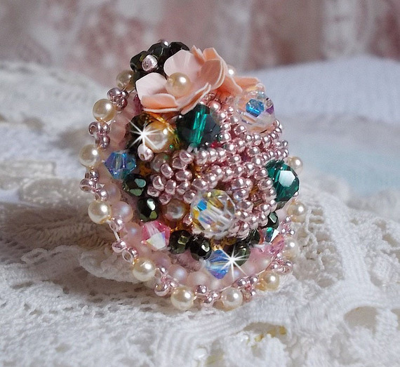 Bohemisk ring broderad med Swarovski-kristaller, facetter och Miyuki-pärlor.