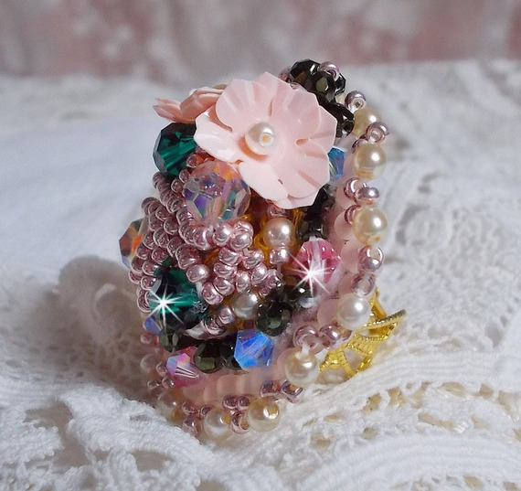 Bohemisk ring broderad med Swarovski-kristaller, facetter och Miyuki-pärlor.