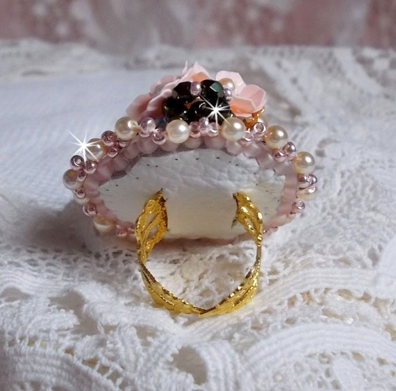 Bohemisk ring broderad med Swarovski-kristaller, facetter och Miyuki-pärlor.