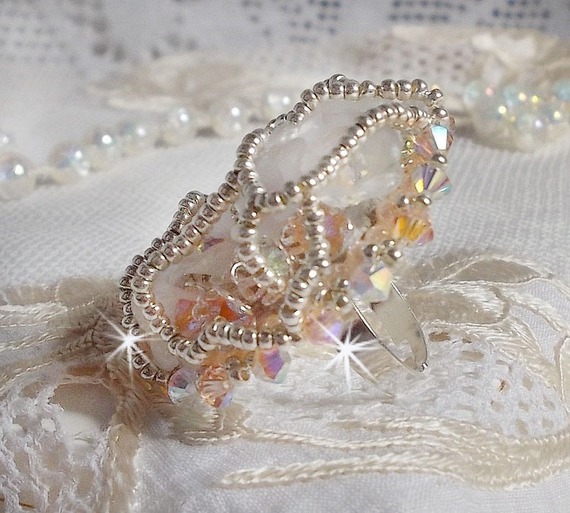 Bouquet d'un Jour ring broderad med lucit liljor, Swarovski kristall snurrande toppar, en pärlemor cabochon med Silver och Salmon frö pärlor