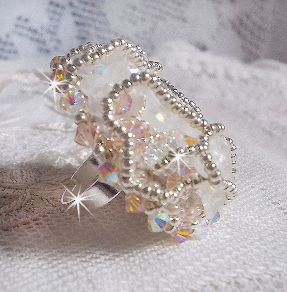 Bouquet d'un Jour ring broderad med lucit liljor, Swarovski kristall snurrande toppar, en pärlemor cabochon med Silver och Salmon frö pärlor