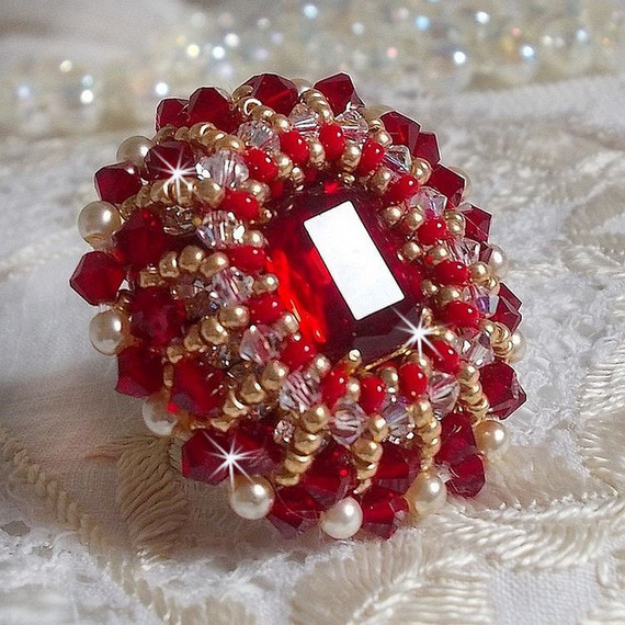 Rubinring med en bohemisk kristallcabochon som är broderad i en rubinstil.