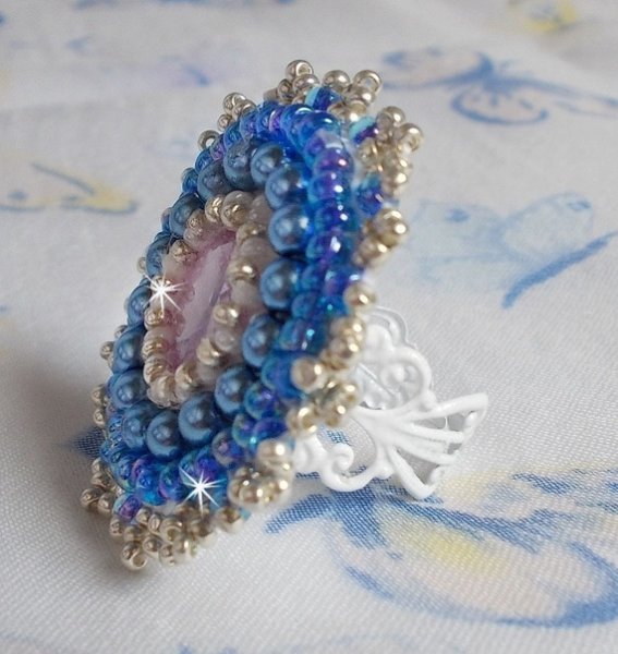 Azur-ring broderad med Swarovski-kristaller och pärlor